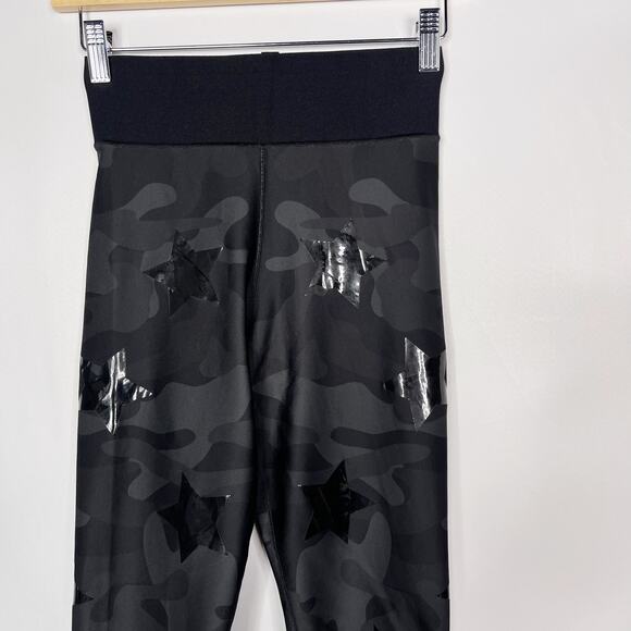 Ultracor Medium M Gray Black Camo Stars Knockout Leggings Patent Print Workout - Picture 3 of 10